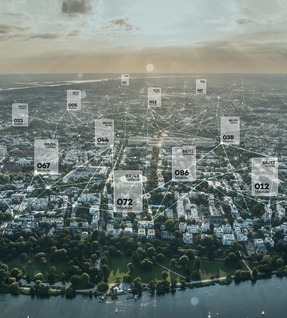 Stadtansicht mit vernetzten Modulen schwebend über Gebäuden, Sonnenuntergang im Hintergrund.